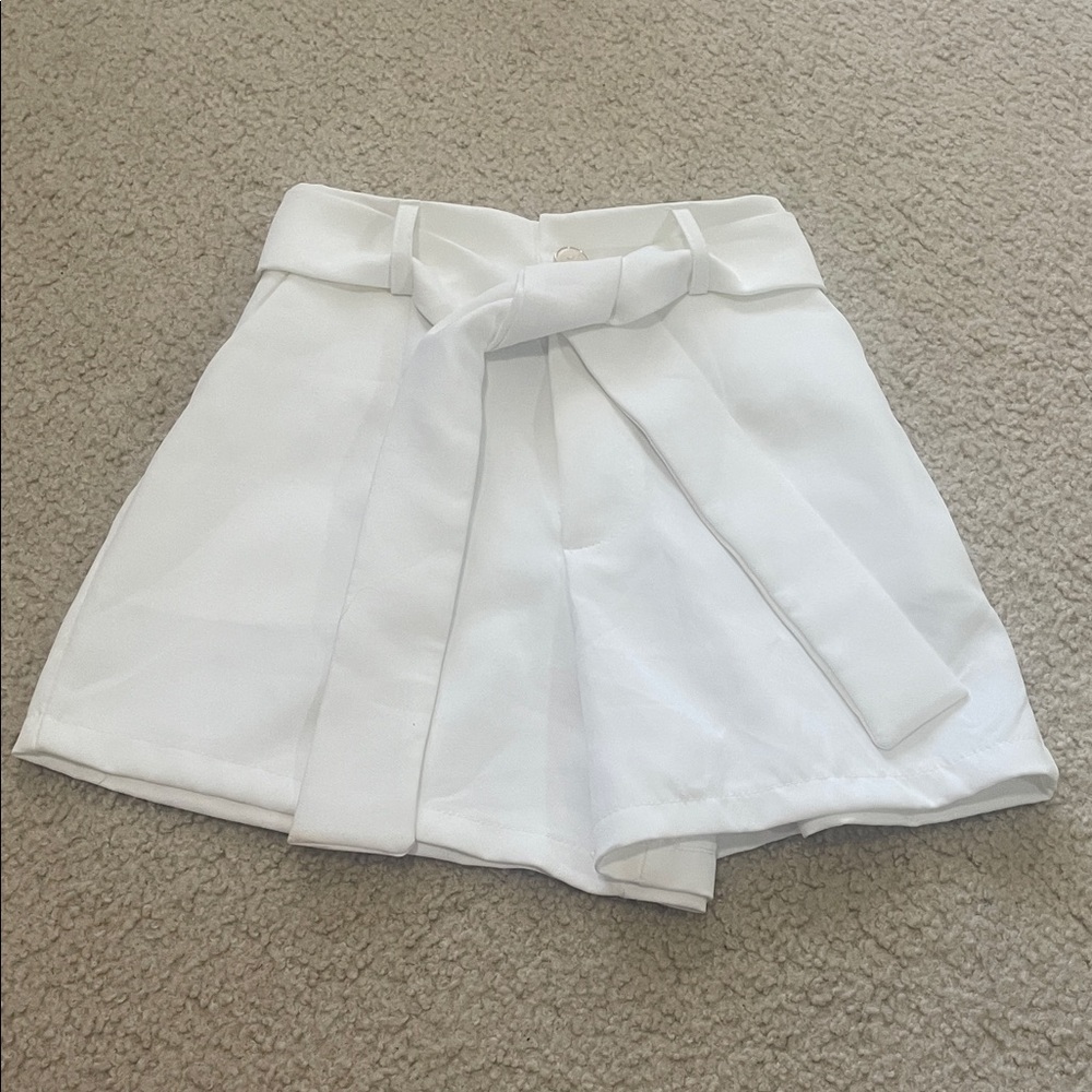 Stylish White High-Waisted Shorts with Pockets S